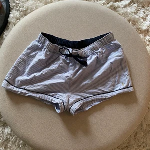 Randiga pyjamasshorts - Snyggast blårandiga pyjamasshortsen från Holly&Whyte. Passar någon med strl xs-s i byxor. Kan mötas upp i sthlm, annars står köparen för frakten 💞