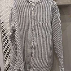 Uniqlo stripped collarless shirt white - Slightly worn but no usage signs. Unfortunately no fit pics, since it doesn't fit me anymore. Stated size M, but more of a L. Original price was 500 kr