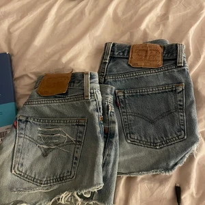 Shorts  - Från Levis i 34/36 mer åt 34, ett par för 100 kr köper du båda så får du de för 150  ❤️‍🔥