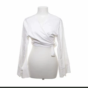 Zara vit crop topp - En jättefin topp från Zara som tyvärr var för liten. Passar jättebra till student festen eller för fest. Den är i storlek xl. 