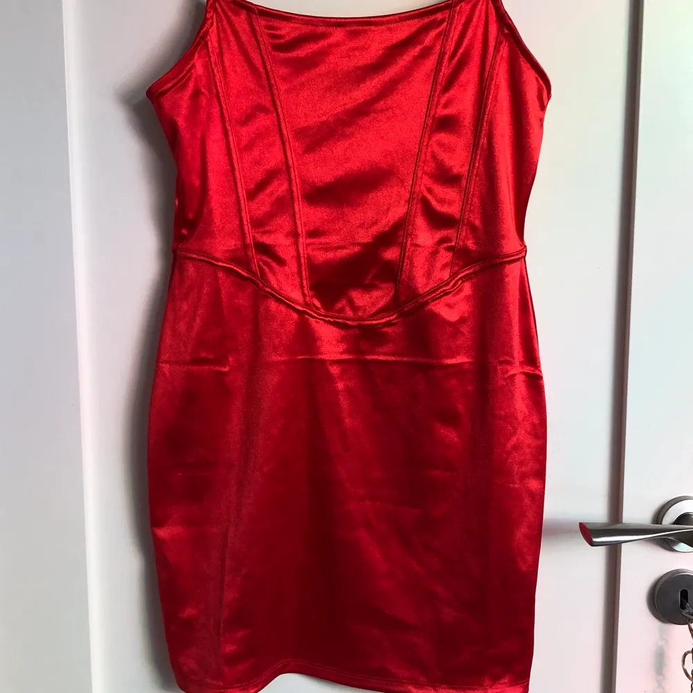 Röd klänning från H&M i storlek M. Är ganska stor och det är därför jag säljer den. Skulle mer säga att den är en stor M eller en liten L i storleken. 60kr + frakt:). Klänningar.