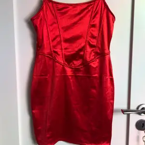Röd klänning från H&M i storlek M. Är ganska stor och det är därför jag säljer den. Skulle mer säga att den är en stor M eller en liten L i storleken. 60kr + frakt:)