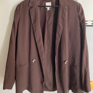 Blazer från HM i storlek 42 - Blazer i fint skick i färgen brun. Knappt använd