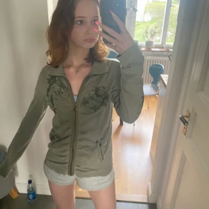 Y2k esprit hoodie  - Super fin esprit hoodie som jag älskar säljer ändast vid bra bud. Står L i storleken men tycker att den sitter som en S högst M.