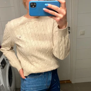 Kabelsticksd tröja från gant - Säljer min kabelstickade tröja från Gant! Den sitter så fint och är i toppskick utan något slitage. Det är en herrtröja i storlek S så skulle säga att den sitter mer som S-M i damstorlek💞 