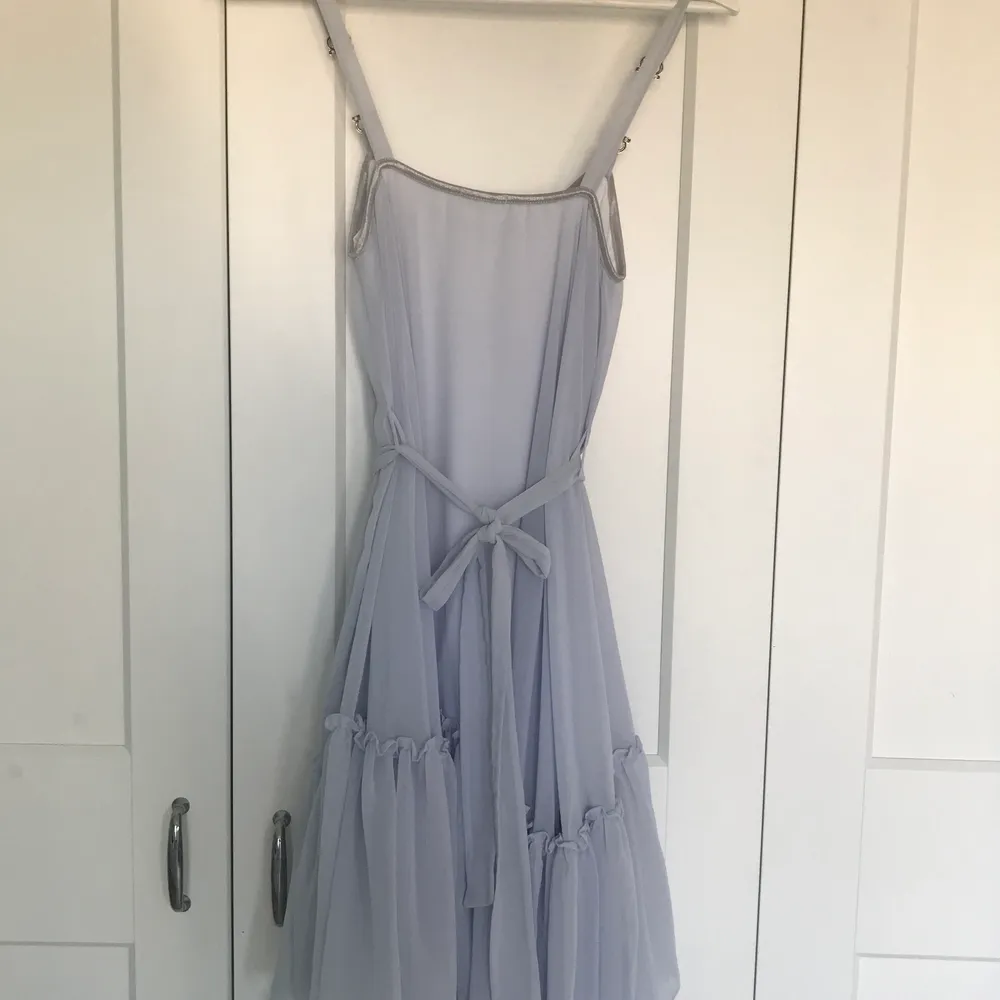 Otroligt vacker ljusblå klänning från Ida Sjöstedt. Passar både xs, S och M. Man kan knyta åt i midjan eller ha det löst. Säljer den för 900 kr. Kan frakta eller mötas upp i Göteborg.. Klänningar.