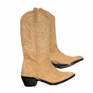 Cowboyboots  - Helt oanvända cowboyboots! Storlek 40 men mer 38/39! Säljs pågrund av att de är för små💙