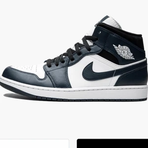 Air Jordan 1 mid Armory Navy - Strl 41 använda två gånger därav låga priset