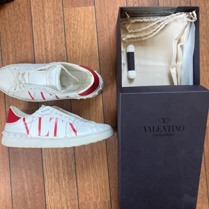 Valentino open sneaker VLTN - Säljer mina tvär fräscha Valentinos som använts knappast i 2 månader⛓ allt og fås med👊🏼 självklart äkta. Hör av dig för mer frågor och bilder💎 vid många intresserade startar jag budgivning!
