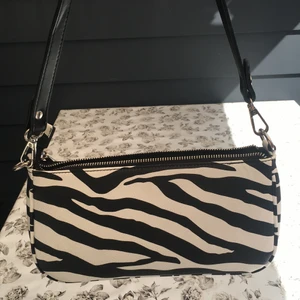 Väska - Senhöst väskan har jag bara änvändt några gånger den är från Gina men finns inte kvar original priset var 200kr men säljer den för 100kr plus frakt 66kr