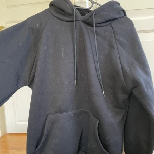 Svart hoodie - Svart Hoodie som inte passar långre men nästan oanvänd