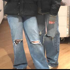 Coola jeans med hål på knäna💗 Jag är 161 och de är för långa på mig! Pris kan diskuteras vid snabbt köp. Skriv för fler bilder❤️ Frakt ingår❤️