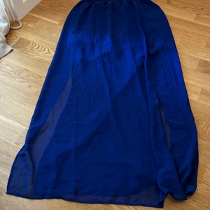 Kjol - Transparent kjol med kortunderlägg, den har slits och passar perfekt en solig dag på stan och även på stranden