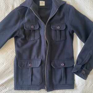 John Henric Overshirt (marinblå) - Kashmir och bomull blend. är för liten för mig. Köptes för 1,5 månad sen för 1200. Pris kan diskuteras.