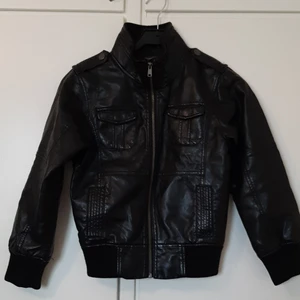 Skinnjacka  - Svart skinnjacka från KappAhl, storlek 134. Utmärkt skick, endast använt 3 gånger. Pris kan diskuteras. 