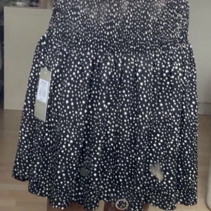 Svart kjol  - Säljer min svarta kortkjol. Ej använd med prislappen kvar. I storlek 146-152 men passar XS-S. Köpt på Gekås Ullared.