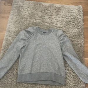 Vero Moda  - Säljer fina tröjor från vero Moda. Dom kommer inte till användning. Båda är i xs. Säljer för 50 kr st. Om man vill köpa båda kostar det 100 kr. Frakt kan diskuteras.✨