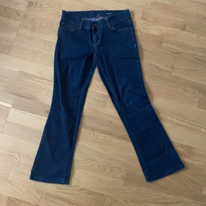 Lågmidjade jeans  - Ett par lågmidjade, mörka byxor som jag säljer!💕 de är 76-77 vid midjan och passar ungefär S! Superfina och priset kan diskuteras!💕💕 (frakten är spårbar)