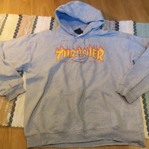 Thrasher, Medium, hoodie - Äkta thrasher hoodie. Mycket snygg och bra material. Tyvär så är snörena till huvan lite skadade men det märks inte. 