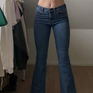 Mellan lågmidjade jeans, nästan aldrig använda, storlek S (små i storleken), jag är 165cm lång! Köpare står för frakt, kolla gärna in andra plagg på min profil! :)