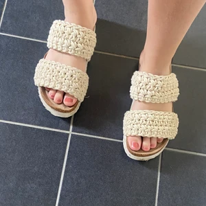 Tofflor - Tofflor i använd skick men hela! Köpfest för cirka 500kr. Storlek 40