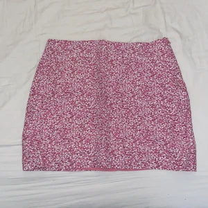 Minikjol i linne - Supersöt kjol från & Other stories i linne. Är strl 40 men sitter mer som en 38. Enbart använd en gång.