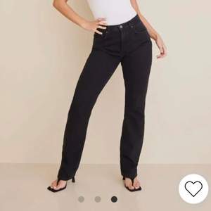 Svarta jeans från nelly.com. Väldigt långa och går över skorna. Sitter som en 36 och inte 34. Använda ganska mycket. Nypris 599kr