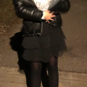 Volangkjol - Volangkjol ifrån Gina tricot. Storlek 36. Säljer för 200 +frakt ( originalpris 350)