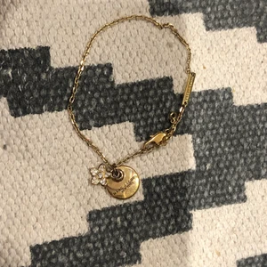 Marc Jacobs armband  - Fint armband från Marc Jacobs!!! Lite slitage på berlocken som ni ser men annars i super fint skick!! Går att justera storlek. Köpare står för frakt 