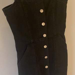 Säljer en svart jeans klänning med silvriga knappar HM. Köpare står för frakt💗