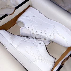 Jordan 1 Low White  - Säljer ett par jordans då jag råkade beställa 2 par likadana. De är alltså helt nya & oanvända. Skickar fler bilder om någon skulle vilja ha!