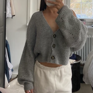 Mjuk och mysigt cardigan  - Mjuk Cardigan från Urban Outfitters, jättebra skick och skönt, kan också passa storlek M