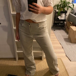 Zara jeans strl. 42 - Gråa jeans från Zara i strl. 42 som tyvärr inte kommer till användning. Köpare står för frakt 📦 🤍