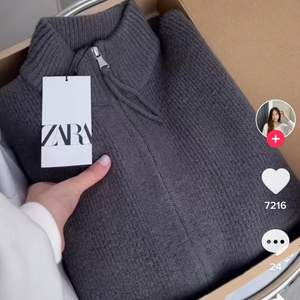 Poppis grå zip up tröja från Zara herr! Så så fin och förtjänar att användas mer. Kontakta mig för fler bilder💕💕 nypris 599 (lånade bilder)