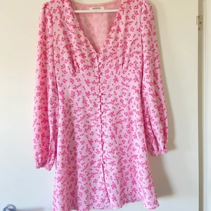 Sommar känning  - Superfin rosa klänning från Nelly i stl 36