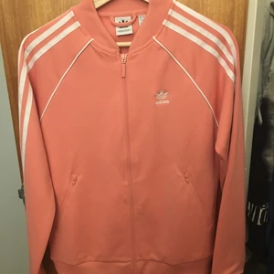 Adidas trackjack  - Aldrig använd och lappen är kvar🥰