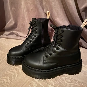 Dr Martens Jadon Vegan - Säljer ett par dr Martens i superfint skick, endast använda ett fåtal gånger (se sula). Veganskt läder och extra hög sula. Säljes pga köpte fel storlek! 