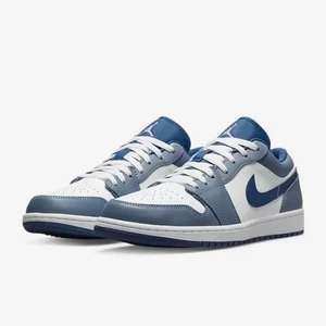  Air Jordans 1  - Säljer mina låga jordans i storlek 42,5. Beställde både 42,5 och 43 för att se vilka som skulle passa. Aldrig använda alltså, ni får skorna i paketet. Helt slut överallt! 