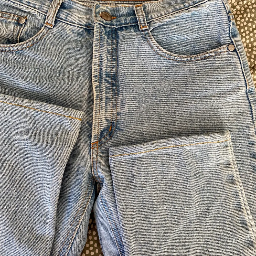 As coola vintage jeans! Står ingen storlek men skulle säga ca 24-26 beroende på hur man vill att de ska sitta! . Jeans & Byxor.