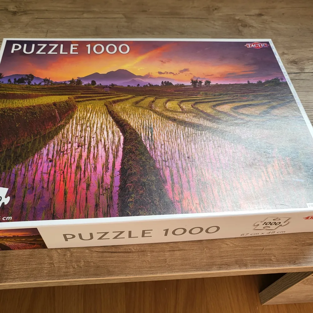 All together for 200, but you can take only the table for 150 (easy to transport), and puzzle and book for 70.. Böcker.