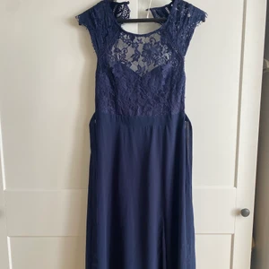 Balklänning med öppen rygg - Säljer denna fina balklänning ifrån Nelly. Använd endast 1 gång så i fint skick.