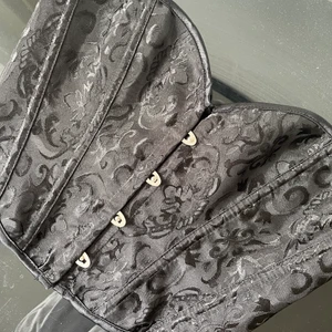 Korsett - Korsett som endast är testad. Justerbar i ryggen så den passar många!