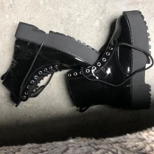 Svarta Boots - Köpta för 3 dagar sedan men har ej kvitto kvar så kan inte lämna tillbaka dom.. Storlek 38