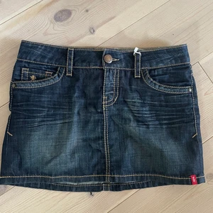 Lågmidjade jeanskjol - En så himla snygg vintage jeanskjol! Passar bäst på S/M. Köp direkt för 150kr!