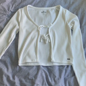 Hollister kofta strl M - En lite kortare kofta perfekt över en klänning eller liknande,använd fåtal gånger och väldigt bra skick