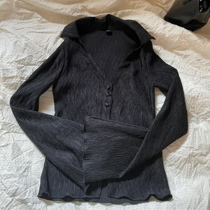 Skrynklig satintopp - Supersnygg topp med långa och vida ärmar. Stl xs, 100kr!