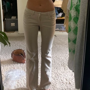 Byxor - Säljer mina beiga lågmidjade jeans från H&M pga de inte var som jag förväntade mig,  de har prislapp kvar! Storlek 38 men jag har vanligtvis 36 och de passar mig! Superfin färg och modell nu till varmare väder💘Perfekt längd på mig som är 175cm🥰