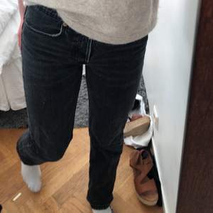 Snygga mid Rise jeans från zara. Storlek 36. Kommer inte till någon användning. Budgivning om fler är intresserade
