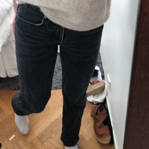 Svarta mid Rise zara jeans  - Snygga mid Rise jeans från zara. Storlek 36. Kommer inte till någon användning. Budgivning om fler är intresserade