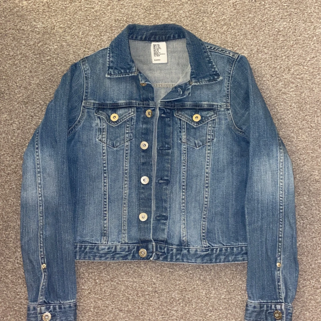 En ljusblå jeans jacka, kort i modellen💕